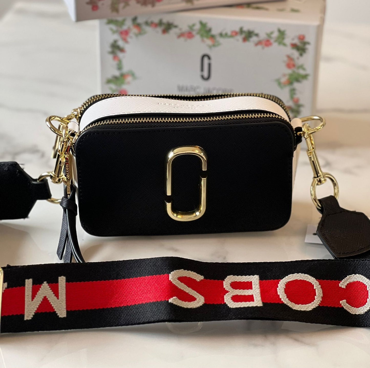 MARC JACOBS Bolsos ( Carteras ) ---⏲️ NEGRO PUNTA BLANCA CORREA ROJA O ROSADA